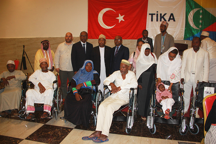 image Action humanitaire / Tika fait don de 200 fauteuils roulants